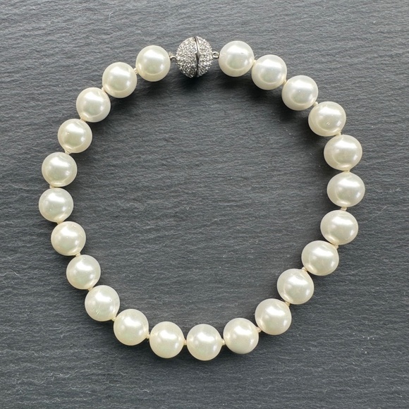 LARGE PEARL CHOCKER WITH RHINESTONE ENCRUSTED CLASP. - Picture 1 of 5